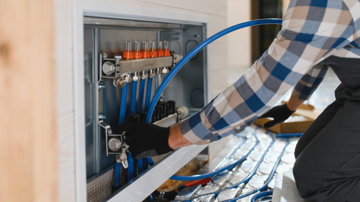 Pyro Installatietechniek-sfeerafbeelding-vloerverwarming-warmtepomp-aansluiten